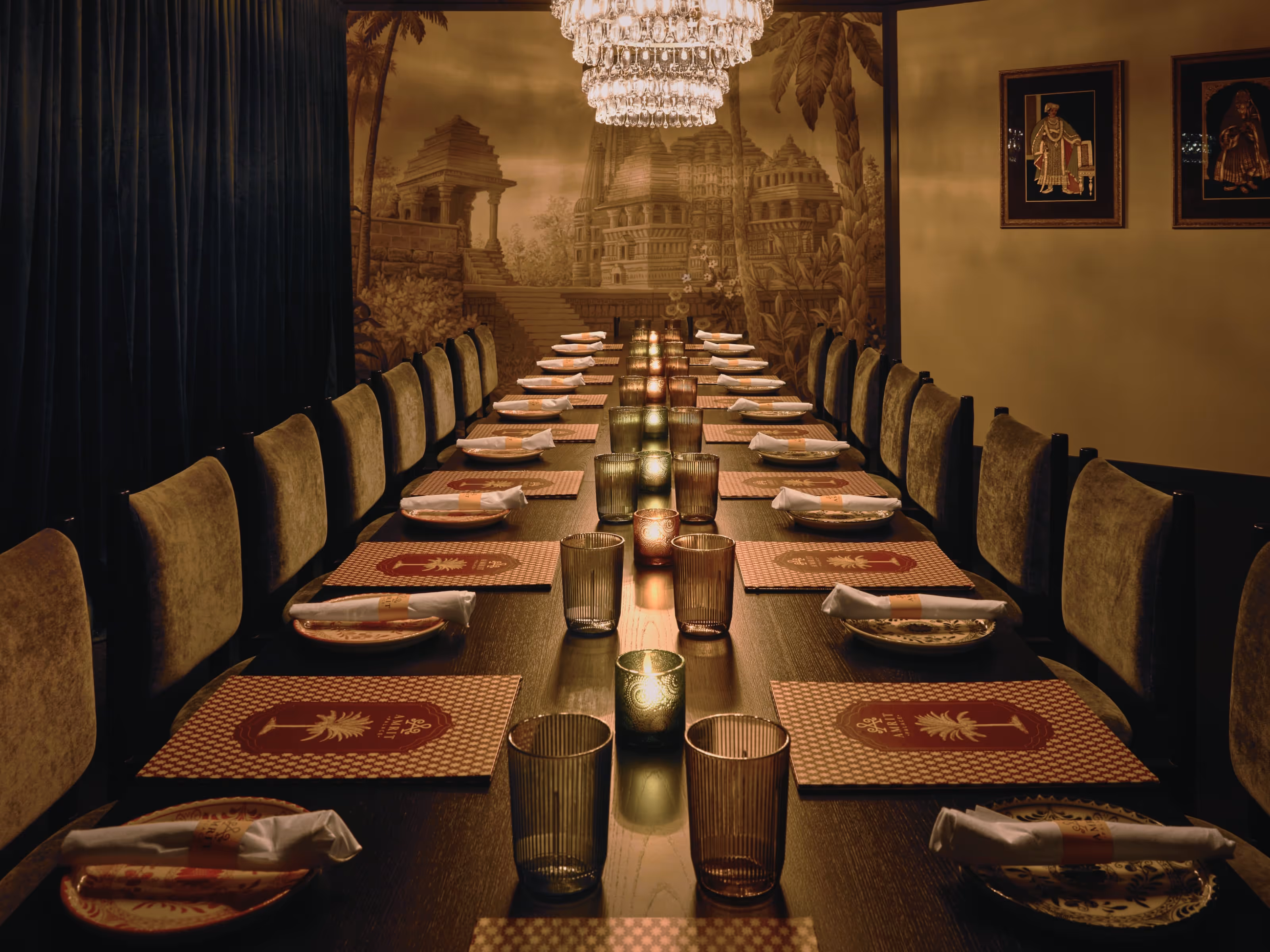 Sala de jantar do Amrit Palace pronta para receber os clientes